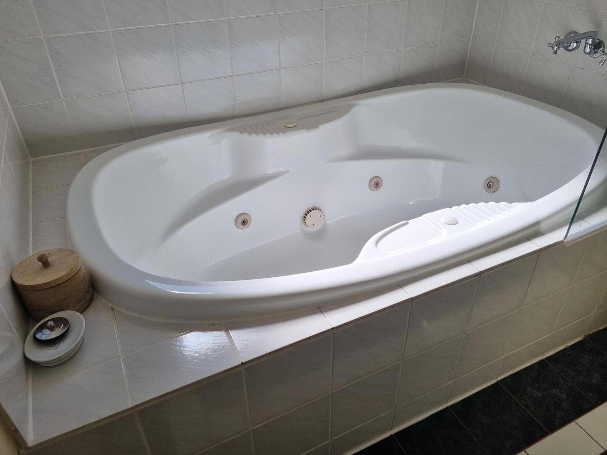 Chez Vous French Spa Villa 2 ポーコルビン エクステリア 写真